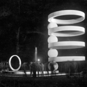 Cesare Cattaneo e Mario Radice, Veduta notturna della Fontana al Parco Sempione di Milano, VI Triennale, 1936 (ACC Cernobbio)
