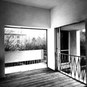 Cesare Cattaneo, Casa d'affitto a Cernobbio, 1938-1939: fotografia della stanza d'angolo con i serramenti aperti (ACC Cernobbio)