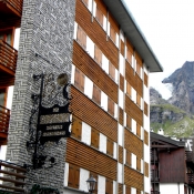 Rivestimento in tronchi di legno su fasce a nastro